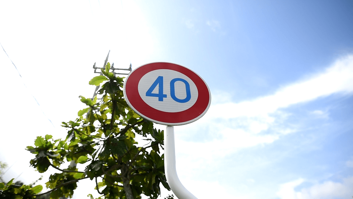 西表島にある速度制限40kmの道路標識の写真