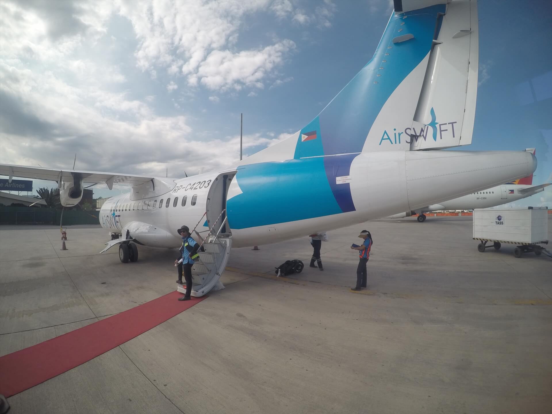 AirSWIFTのエルニド行きプロペラ機の写真