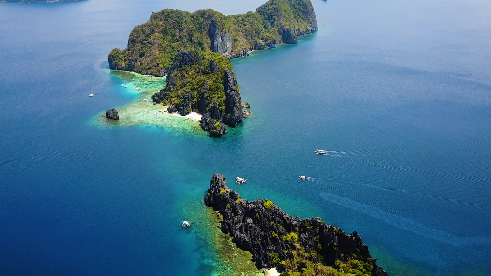 パラワン諸島の島々と海のドローン空撮写真